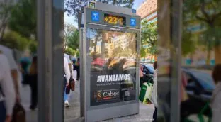 La 'campaña electoral' de la Guardia Civil da el  salto a las marquesinas de autobús y metro
