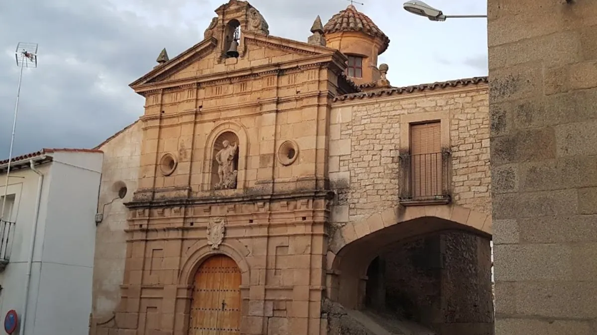 El pueblo de Cáceres junto a Portugal Bien de Interés Cultural e ideal para visitar en fin de semana