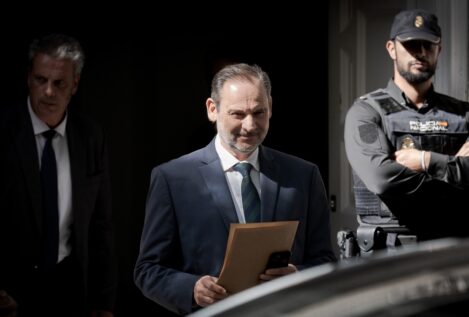 El juez apunta que Ábalos dispondría de «dinero opaco» en cuentas de terceros