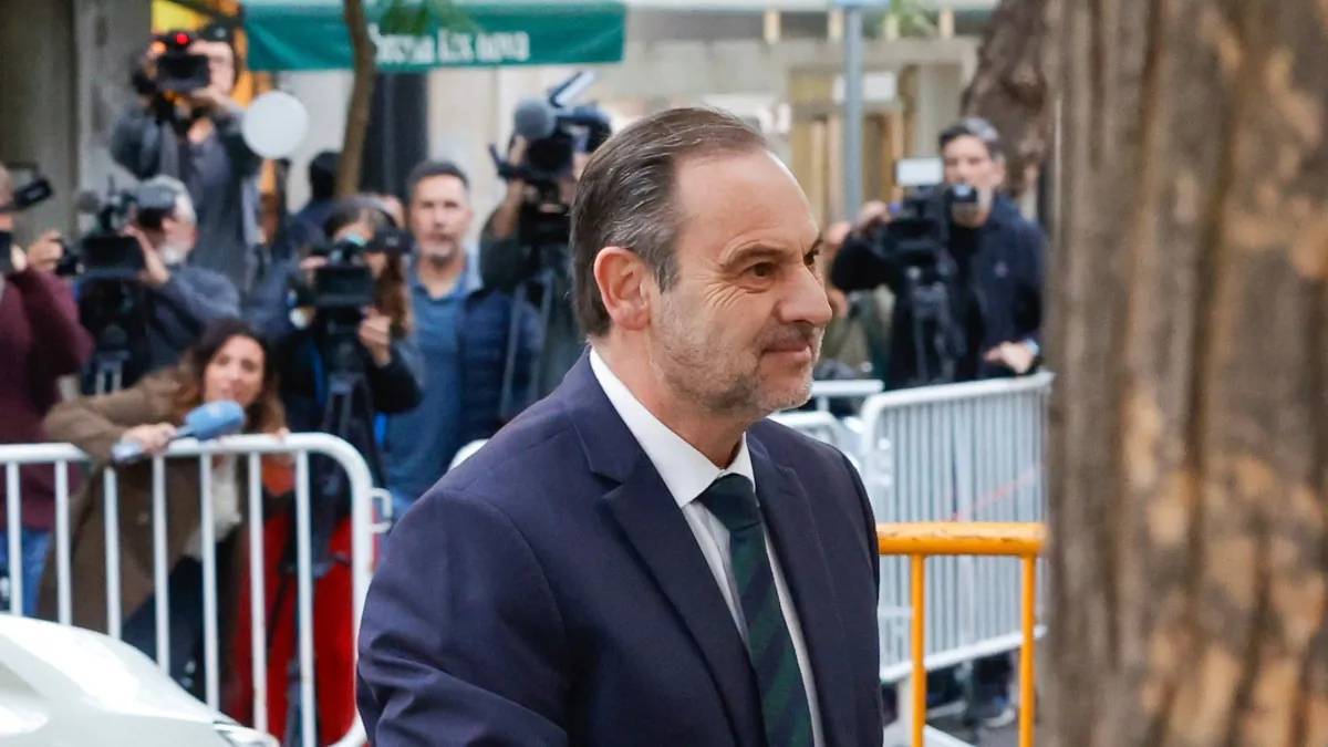 Ábalos llega al Supremo sin su abogado en una cita en la que se arriesga a perder la libertad