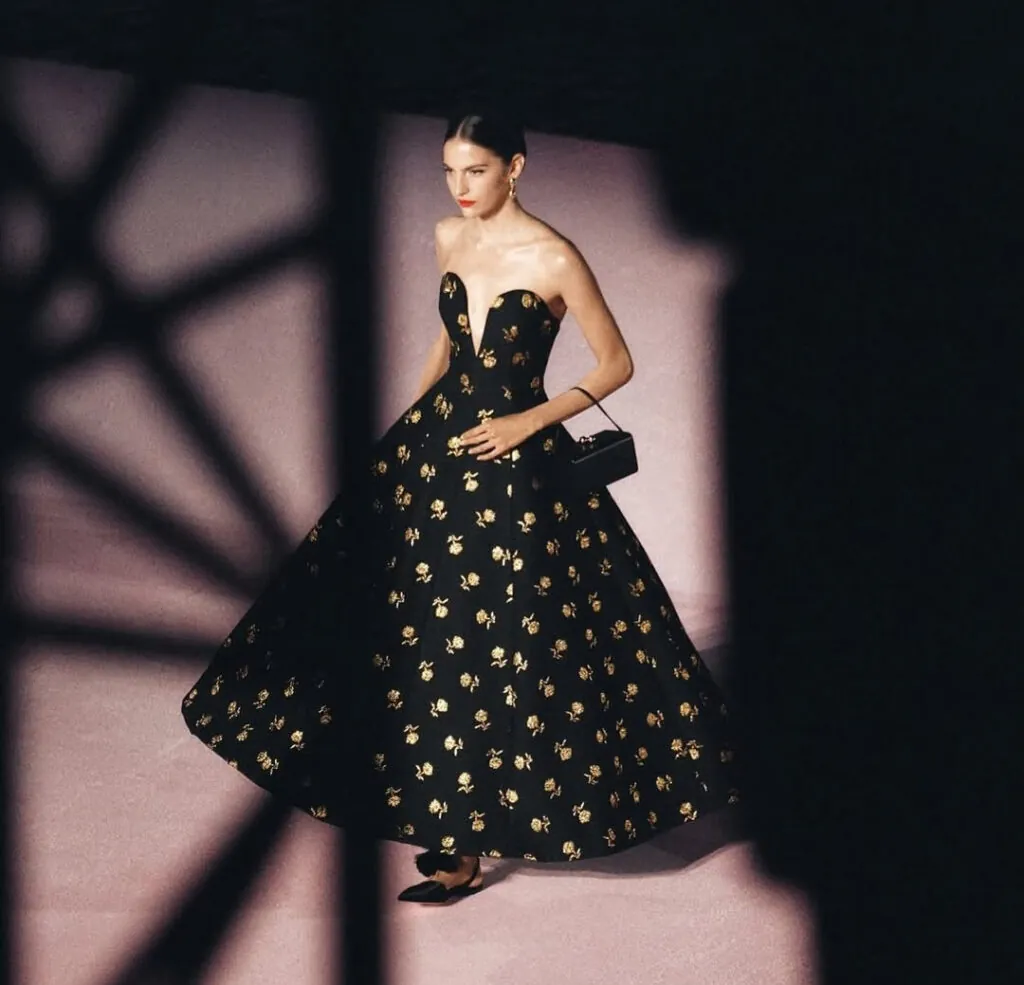 La modelo África García desfilando para Carolina Herrera en Madrid. (Fuente: Instagram)