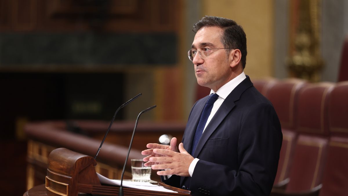 Albares sugiere que España participaría en una fuerza de mantenimiento de la paz en Gaza