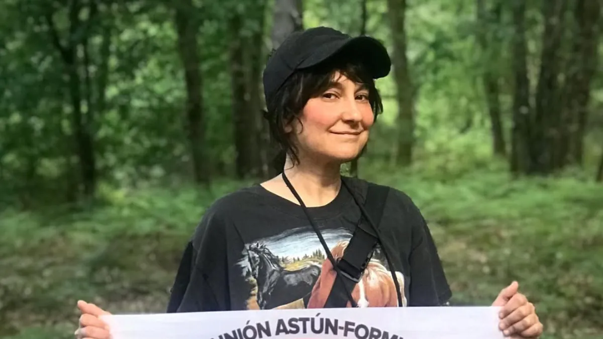 La espectacular cocina rústica de Eva Amaral en medio del campo hecha con piedra y madera