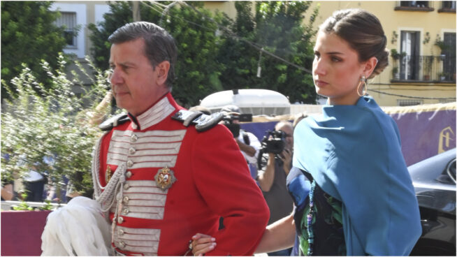 Una psicóloga revela por qué Amina Martínez de Irujo estaba tan seria en la boda de su padre