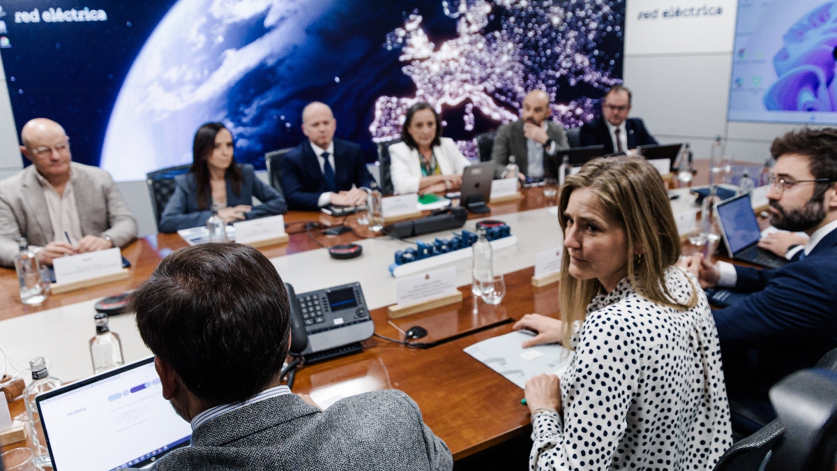 El apagón tensa la relación entre el Gobierno, la CNMC y Red Eléctrica: «Están todos en guerra»