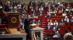 La Asamblea Nacional francesa descarta debatir la moción que pedía el cese de Macron