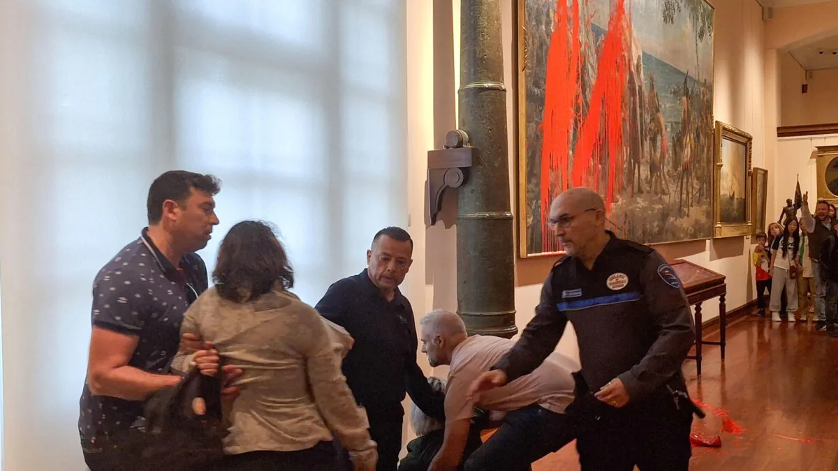 La familia del pintor del cuadro de Colón, «escandalizada» y «dolida» por el ataque
