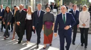 Feijóo critica que no se pase «ni media» a los autónomos y haya «maletines por ministerios»