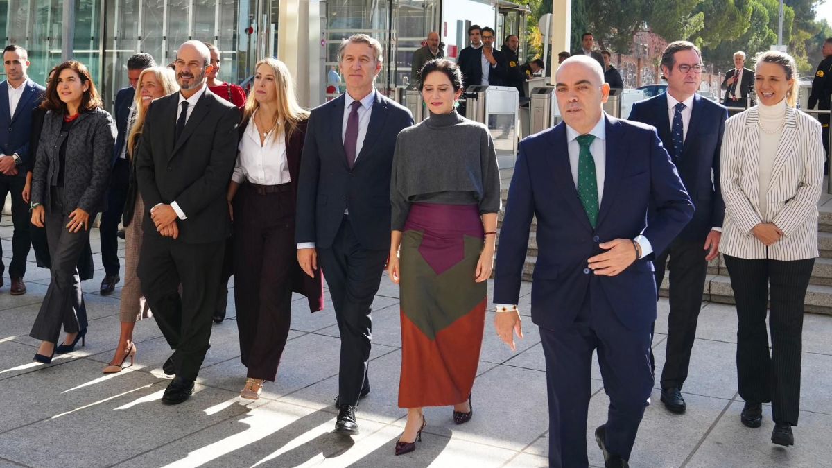 Feijóo critica que no se pase «ni media» a los autónomos y haya «maletines por ministerios»