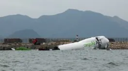 Mueren dos personas arrolladas por un avión al salirse de la pista en Hong Kong y caer al mar