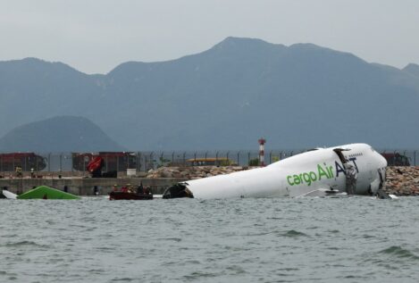 Mueren dos personas arrolladas por un avión al salirse de la pista en Hong Kong y caer al mar
