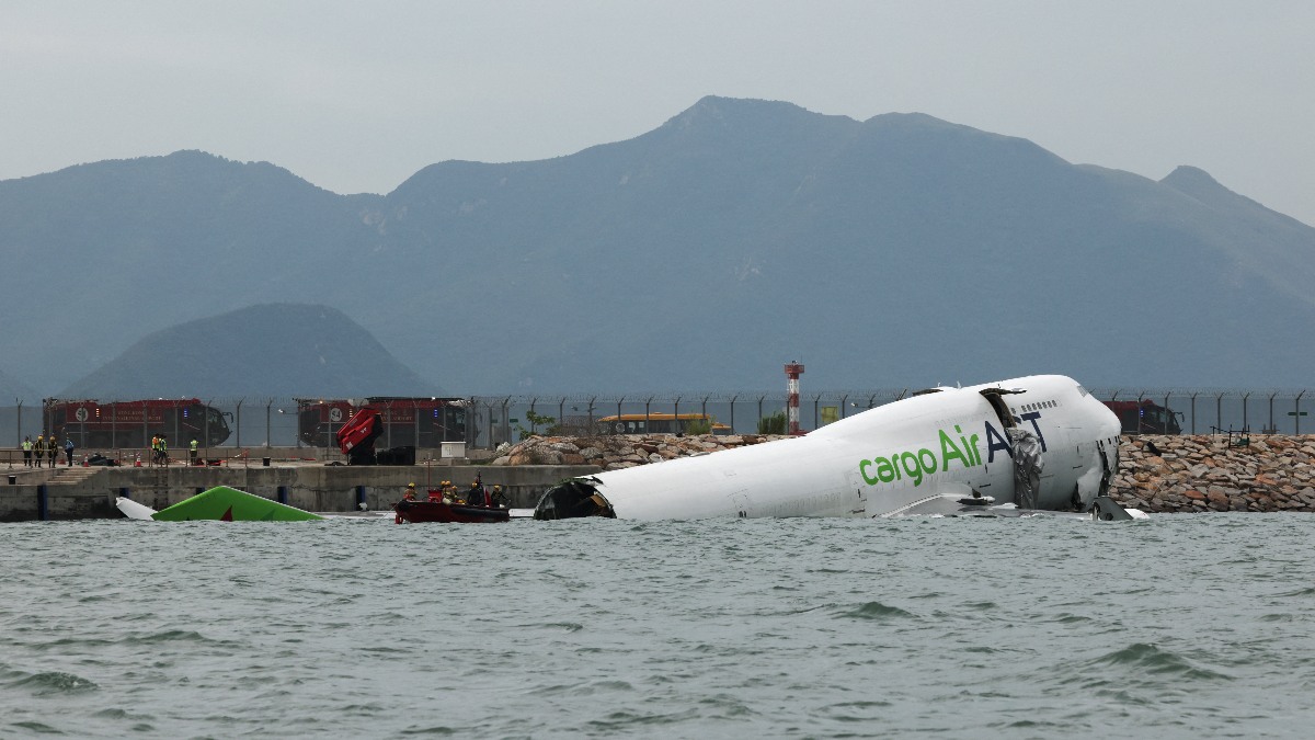 Mueren dos personas arrolladas por un avión al salirse de la pista en Hong Kong y caer al mar