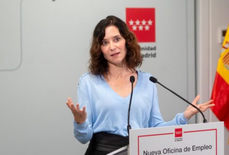 Ayuso rechaza las lecciones «de machito» de Sánchez sobre el aborto