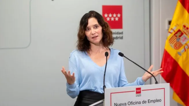 Ayuso critica a un Gobierno que quiere «acabar con los autónomos» al «duplicar» sus cuotas
