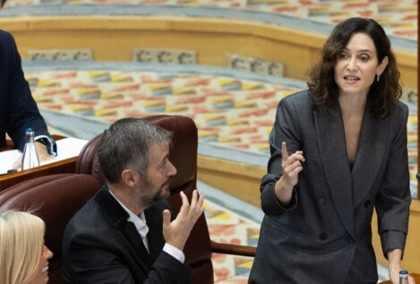Ayuso sugiere poner también una placa en la sede del PSOE: «Aceptamos pago en metálico»
