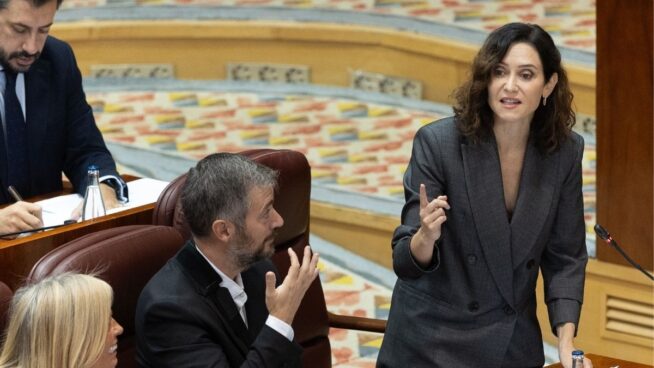 Ayuso sugiere poner también una placa en la sede del PSOE: «Aceptamos pago en metálico»