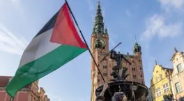 Expulsan del pleno de Parla (Madrid) al portavoz de Vox por romper una bandera palestina