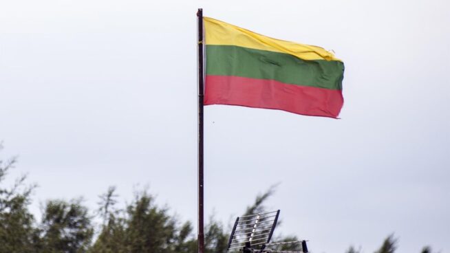 Lituania cierra su frontera con Bielorrusia tras las incursiones de globos con contrabando
