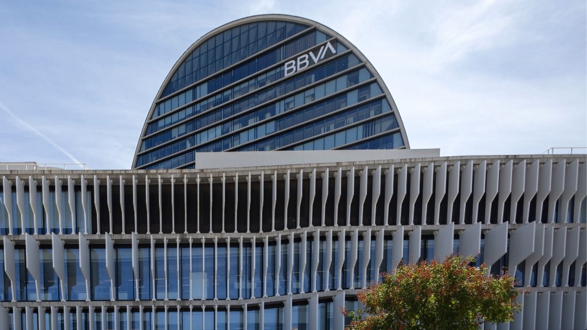 BBVA, el banco más peleón, tropieza en la piedra de siempre: enfrentarse a un Gobierno