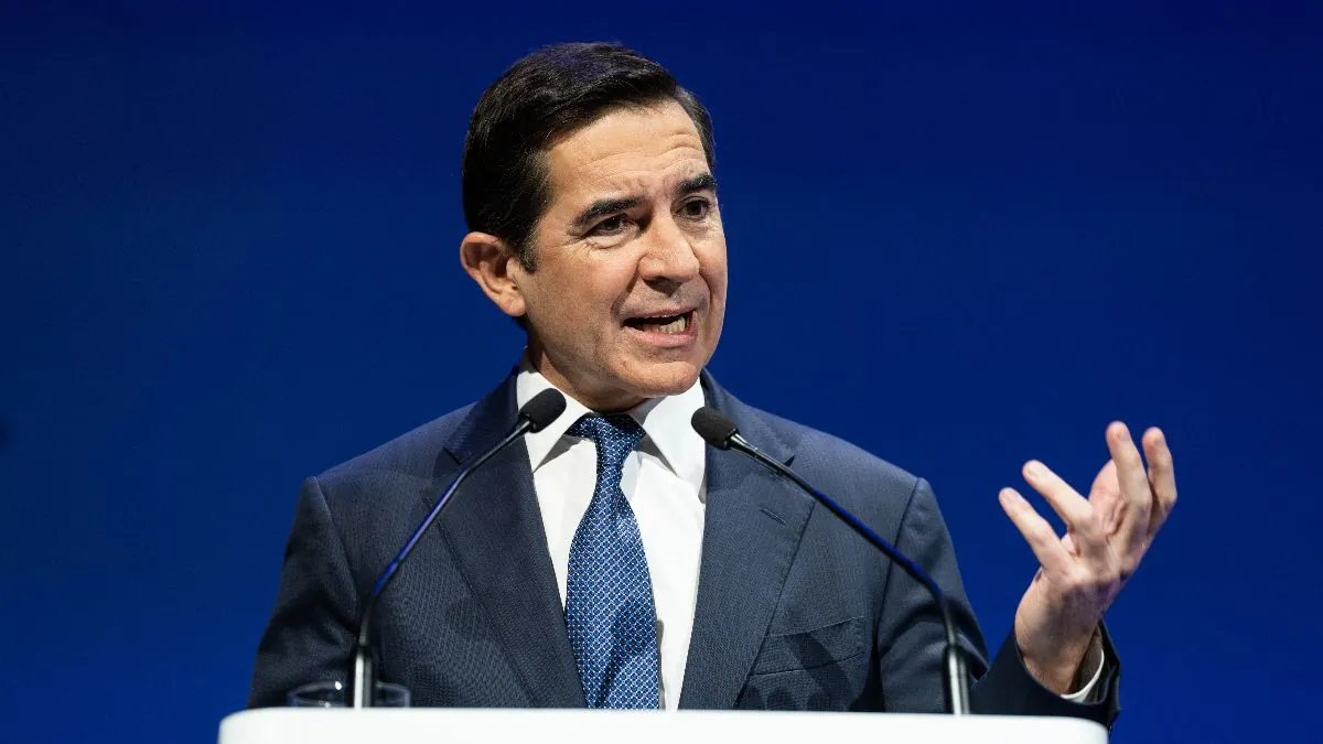 Guerra de cifras en la OPA: BBVA prevé tener el 70% del Sabadell, que rebaja el cálculo al 30%