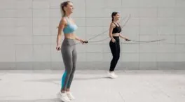 Más que un juego de niños: los beneficios de volver a saltar a la comba para tu salud