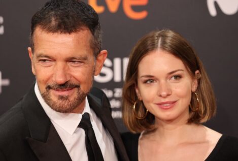 Nuevos detalles de la boda «gótica» de Stella Banderas: la foto familiar entre calas y encajes