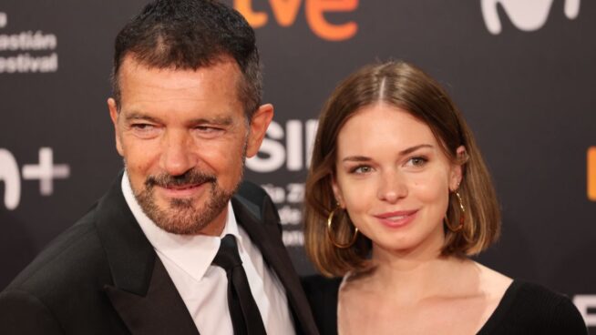 Nuevos detalles de la boda «gótica» de Stella Banderas: la foto familiar entre calas y encajes