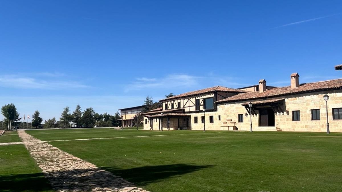 La bodega inspirada en Castilla y construida con materiales de un pazo gallego