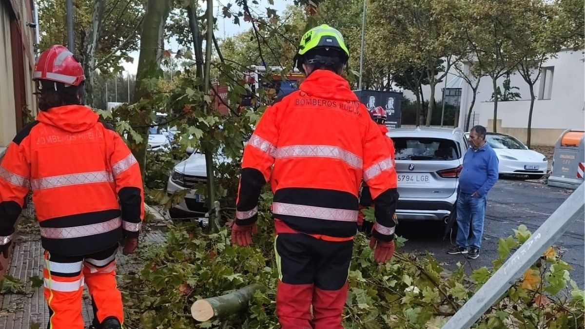 Bomberos de Huelva atienden incidencias por lluvias y por un pequeño tornado en Gibraleón