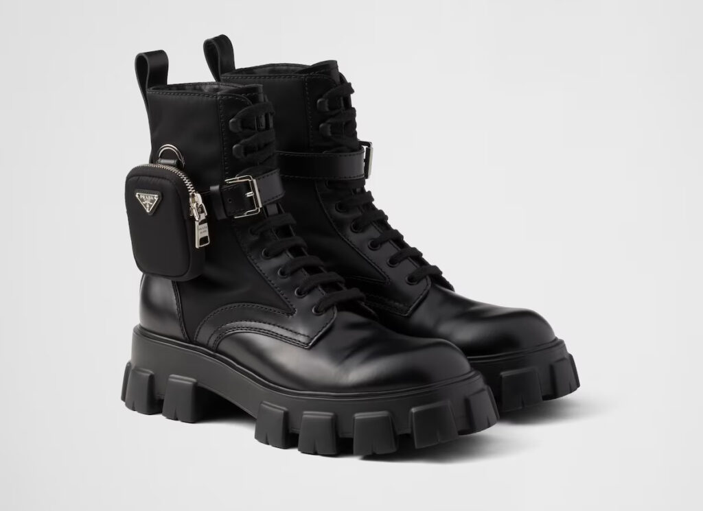 Botas negras con minibolso de Prada