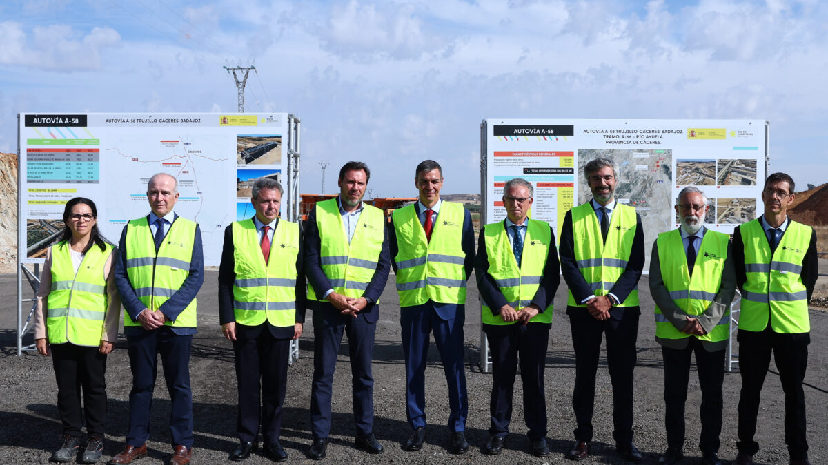 Sánchez ‘inaugura’ la autovía «fake» de Cáceres a Badajoz sin un kilómetro asfaltado desde 2021