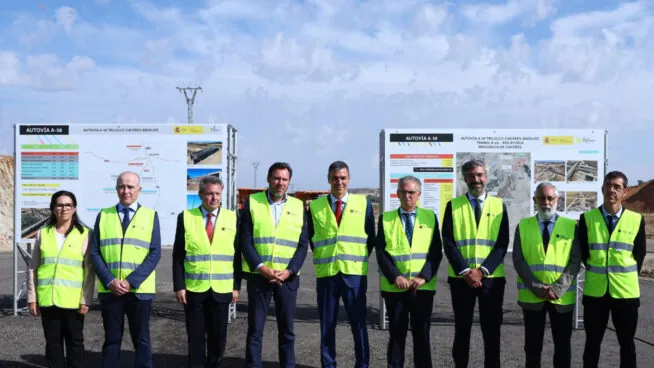 Sánchez 'inaugura' la autovía «fake» de Cáceres a Badajoz sin un kilómetro asfaltado desde 2021