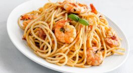 Espaguetis al ajillo con langostinos en la thermomix que se hacen en un santiamén