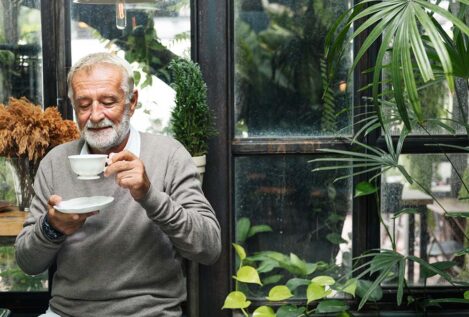 Qué tiene que ver el café con vivir más años y cómo la cafeína actúa sobre el envejecimiento