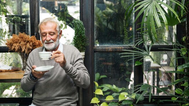Qué tiene que ver el café con vivir más años y cómo la cafeína actúa sobre el envejecimiento