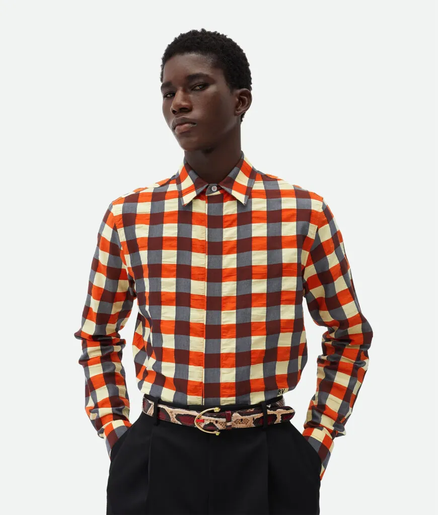 Camisa de cuadros de Bottega Veneta. (PVP: 900€)