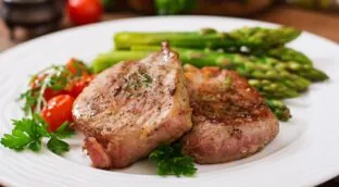 ¿Es mejor cenar carne o pescado? Esto dice la ciencia sobre qué es lo más recomendable