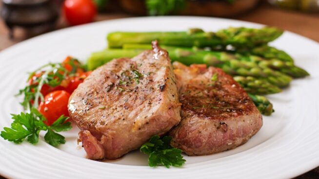 ¿Es mejor cenar carne o pescado? Esto dice la ciencia sobre qué es lo más recomendable