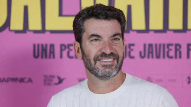 La moderna casa de Arturo Valls en Madrid tiene una decoración cálida y mucho color