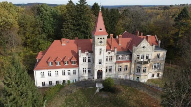 El castillo de Polonia que cuesta menos de 400.000 euros y tiene 14.000 m²
