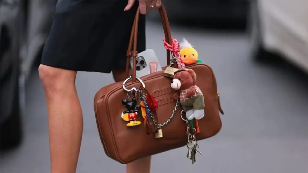 Bolso de lujo acompañado de múltiples charms. (Fuente: Pinterest)