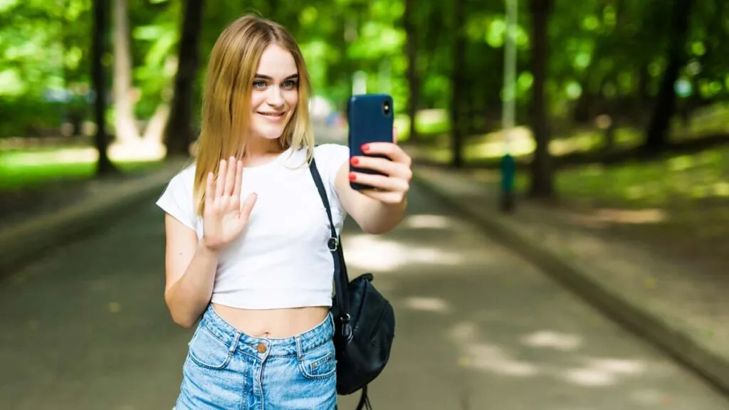 chica-joven-saluda-smartphone