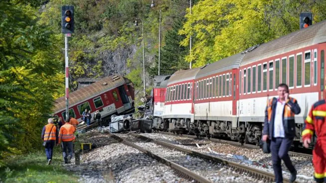 Decenas de heridos, siete en estado crítico, por el choque de dos trenes en Eslovaquia