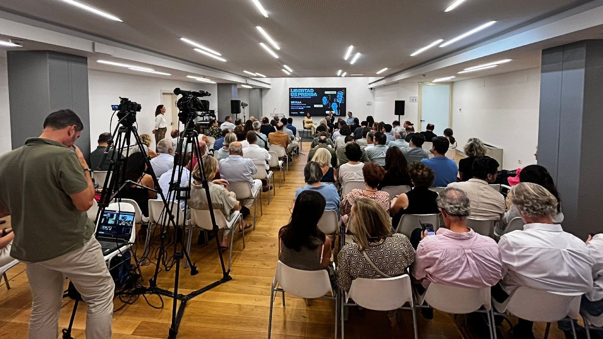 El alcalde de Sevilla defiende la «seriedad y solvencia» de TO en un foro sobre periodismo