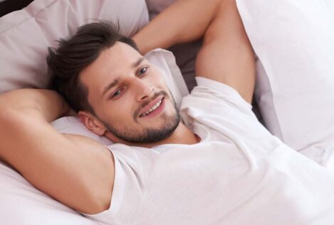 Este gesto al dormir penaliza tu descanso y también compromete la salud de tus hombros