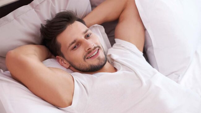 Cuatro hábitos matutinos para despertar con más energía, según la Dra. Deborah Lee