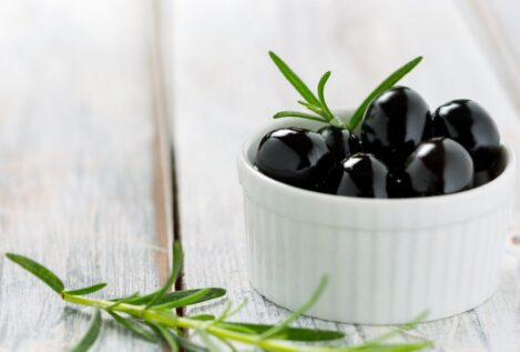 Cómo curar aceitunas negras en sal: tiempos necesarios y el paso a paso