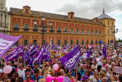 Miles de manifestantes exigen al Gobierno andaluz «respuestas» por los fallos en oncología