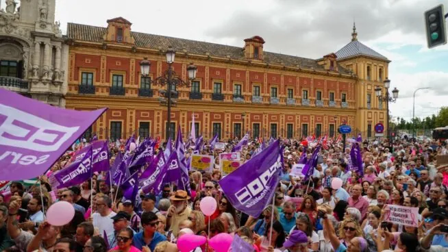 Miles de manifestantes exigen al Gobierno andaluz «respuestas» por los fallos en oncología