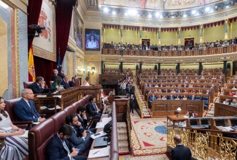 El PSOE pierde cinco de las 25 votaciones del primer pleno tras la ruptura de Junts